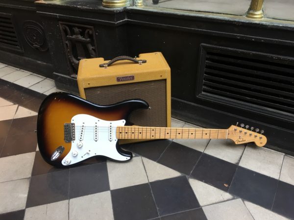 FENDER ’57 STRATOCASTER MASTERBUILT DENNIS GALUSZKA ET AMPLI PRO JUNIOR